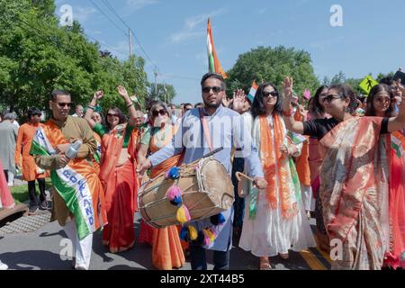 Eine fröhliche Gruppe von Demonstranten feiert den Jahrestag der Unabhängigkeit Indiens bei der New City India Day Parade im Rockland County, New York. Stockfoto