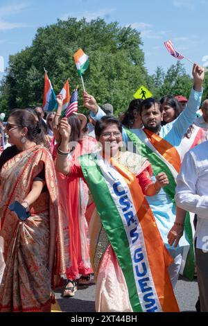 Eine jubelnde Gruppe von Demonstranten feiert den Jahrestag der Unabhängigkeit Indiens bei der New City India Day Parade im Rockland County, New York. Stockfoto