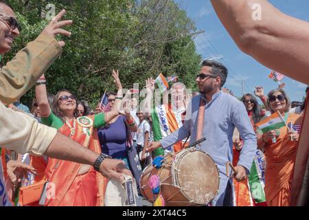 Eine jubelnde Gruppe von Demonstranten feiert den Jahrestag der Unabhängigkeit Indiens bei der New City India Day Parade im Rockland County, New York. Stockfoto