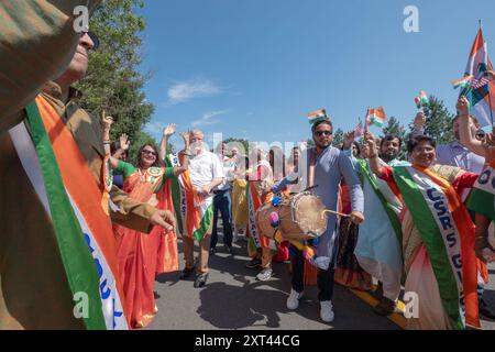 Eine jubelnde Gruppe von Demonstranten feiert den Jahrestag der Unabhängigkeit Indiens bei der New City India Day Parade im Rockland County, New York. Stockfoto