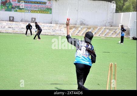 Die Spieler sind beim Lasefa Open Girls Tape Ball Cricket Turnier am Vorabend des 77. Unabhängigkeitstages Pakistans im Dialdas Club in Hyderabad am Dienstag, den 13. August 2024, im Einsatz. Stockfoto