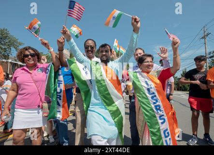 Flaggenwinker bei der India Day Parade, einige mit einem Schärpe von der India Cultural Society of Rockland. In New City, 2024. Stockfoto