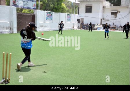 Die Spieler sind beim Lasefa Open Girls Tape Ball Cricket Turnier am Vorabend des 77. Unabhängigkeitstages Pakistans im Dialdas Club in Hyderabad am Dienstag, den 13. August 2024, im Einsatz. Stockfoto