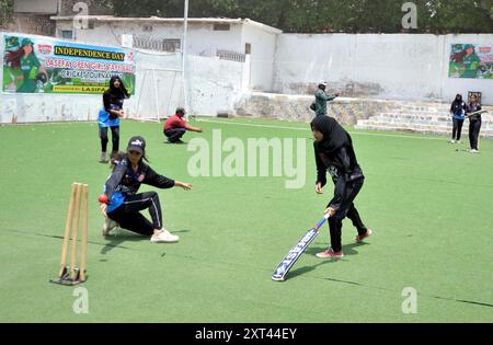 Die Spieler sind beim Lasefa Open Girls Tape Ball Cricket Turnier am Vorabend des 77. Unabhängigkeitstages Pakistans im Dialdas Club in Hyderabad am Dienstag, den 13. August 2024, im Einsatz. Stockfoto