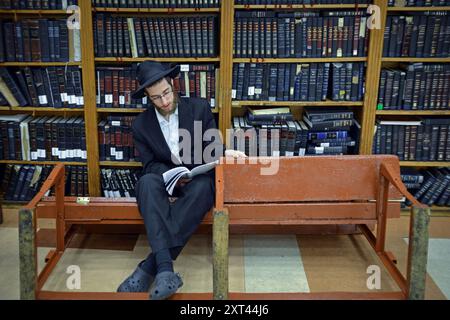 Tisha B'Av Morgengottesdienste in einer Synagoge zum Gedenken an die Zerstörung der ersten beiden heiligen Tempel in Jerusalem. In Crown Heights, Brooklyn, NYC Stockfoto