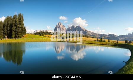See und Berge an einem klaren Tag im Sommer. Seiser Alm oder Seiser Alm, Dolomiten in den italienischen Alpen, Langkofel und Sassopiatto im Hintergrund Stockfoto