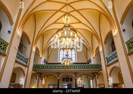 Prag, Tschechische Republik - 27. Mai 2024: Im Inneren der Maisel-Synagoge, einer jüdischen Gemeinde und Synagoge, die sich im ehemaligen jüdischen Viertel von Prag befindet Stockfoto