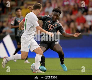 Unterhaching, Deutschland. August 2024. Fußball: Testspiele, FC Bayern - WSG Tirol, Alpenbauer Sportpark. Nestroy Irankunda (r) vom FC Bayern München und Valentino Müller (l) von der WSG Tirol. Quelle: Peter Kneffel/dpa/Alamy Live News Stockfoto