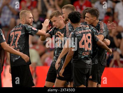 Unterhaching, Deutschland. August 2024. Fußball: Testspiel, FC Bayern - WSG Tirol, Alpenbauer Sportpark. Der FC Bayern München feiert den 2:0 Sieg gegen die WSG Tirol durch Palhinha (r). Quelle: Peter Kneffel/dpa/Alamy Live News Stockfoto