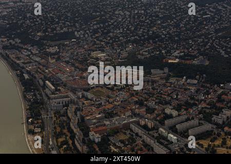 Luftaufnahmen von Budapest mit ikonischen Wahrzeichen wie dem Parlamentsgebäude, der Burg Buda, der Kettenbrücke, der Fischerbastei und dem Stephansdom Stockfoto