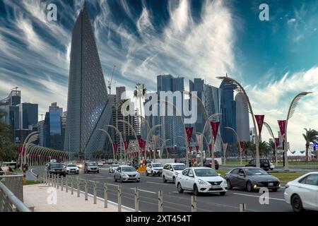 Die Panorama-Skyline von Doha, Katar bei Sonnenuntergang Stockfoto