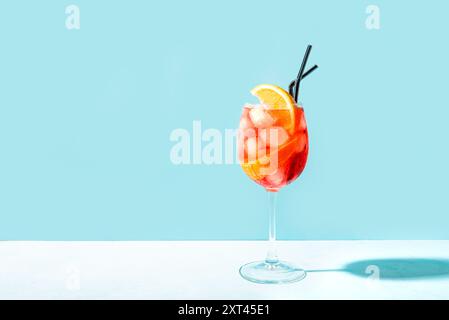 Aperol Spritz Cocktail im Glas mit orangefarbenen Scheiben auf blauem Hintergrund, Kopierraum. Alkohol Aperol Spritz Aperetivo. Stockfoto