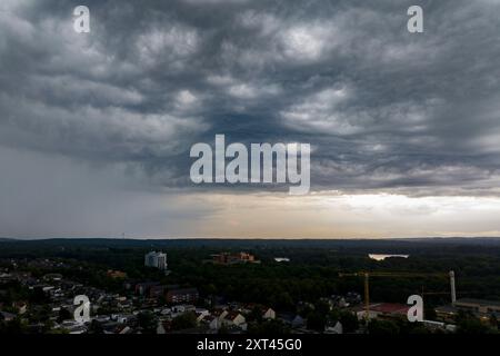 Duisburg, Deutschland. August 2024. Ein Gewitter mit dunklen Wolken über Duisburg (Drohnenschuss). Quelle: Christoph Reichwein/dpa/Alamy Live News Stockfoto
