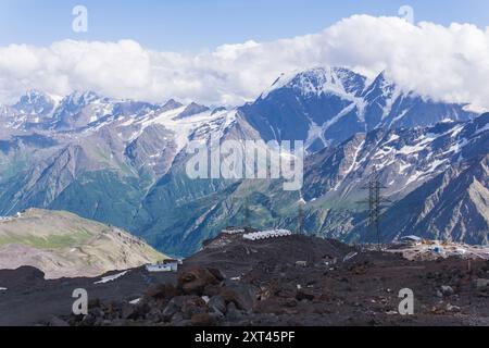 Elbrus, Russland - 01. August 2024: Älteste und berühmteste Berghütte Bochki (Fässer) auf Elbrus Stockfoto