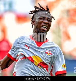 ENSCHEDE, 13-08-2024 , Stadion de Grolsch Veste, Fußball, UEFA Champions League, Qualifikation, Saison 2024 / 2025, FC Twente - Salzburg. Salzburger Spielerin Dorgeles Nene Stockfoto