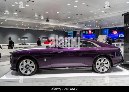 New York City, USA - 27. März 2024: Rollt Royce Spectre modernes Luxusauto auf der New York International Auto Show, Seitenansicht Stockfoto
