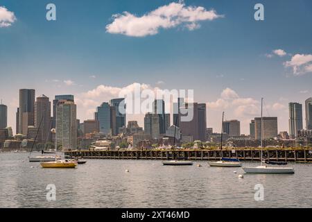 Boston, MA, USA-5. August 2024: Skyline von Boston aus gesehen von East Boston über den Hafen. Stockfoto