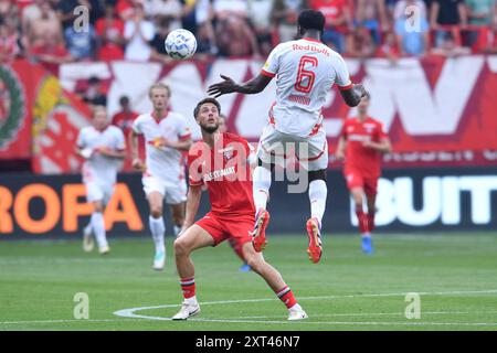 Enschede, Deutschland. August 2024. Fussball UEFA Champions League Qualifikation 3. Runde FC Twente - FC Salzburg am 13.08.2024 im Stadion de Grolsch Veste in Enschede Ricky van Wolfswinkel ( Enschede ), hinten - Samson Baidoo ( Salzburg ), vorne Foto: Revierfoto Credit: ddp Media GmbH/Alamy Live News Stockfoto