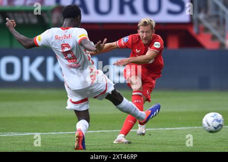 Enschede, Deutschland. August 2024. Fussball UEFA Champions League Qualifikation 3. Runde FC Twente - FC Salzburg am 13.08.2024 im Stadion de Grolsch Veste in Enschede Samson Baidoo ( Salzburg ), vorne - Michel VLAP ( Enschede ), hinten Foto: Revierfoto Credit: ddp Media GmbH/Alamy Live News Stockfoto