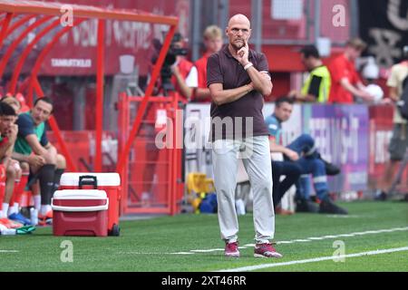 Enschede, Deutschland. August 2024. Fussball UEFA Champions League Qualifikation 3. Runde FC Twente - FC Salzburg am 13.08.2024 im Stadion de Grolsch Veste in Enschede Joseph Oosting ( Trainer/Cheftrainer Enschede ) Foto: Revierfoto Credit: ddp Media GmbH/Alamy Live News Stockfoto