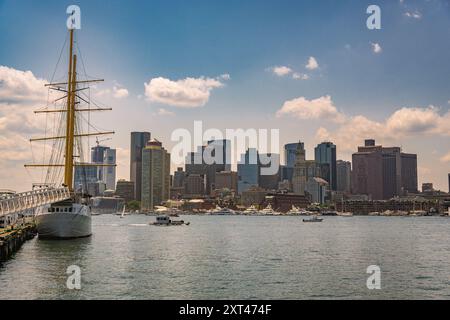 Boston, MA, USA-5. August 2024: Skyline von Boston aus gesehen von East Boston über den Hafen. Stockfoto