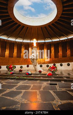 Russland, Wolgograd - 1. Juni 2024: Ewige Flamme in der Halle der militärischen Ruhm auf Mamajew Kurgan. Denkmal-Ensemble für die Helden der Schlacht von Sta Stockfoto