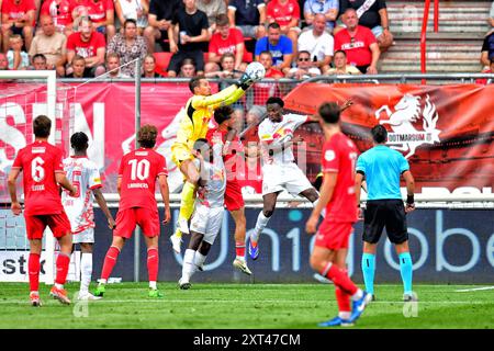 ENSCHEDE, 13-08-2024 , Stadion de Grolsch Veste, Fußball, UEFA Champions League, Qualifikation, Saison 2024 / 2025, FC Twente - Salzburg. Salzburger Torhüter Janis Blaswich Stockfoto