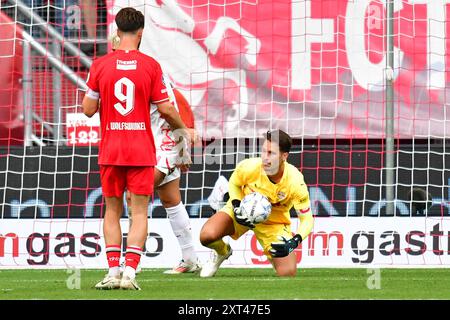 ENSCHEDE, 13-08-2024 , Stadion de Grolsch Veste, Fußball, UEFA Champions League, Qualifikation, Saison 2024 / 2025, FC Twente - Salzburg. Salzburger Torhüter Janis Blaswich Stockfoto