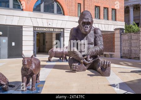 Riesige Baby-Tier-Bronzeskulpturen um die Ecke von St Pauls Cathedral, am Paternoster Square, London Stockfoto