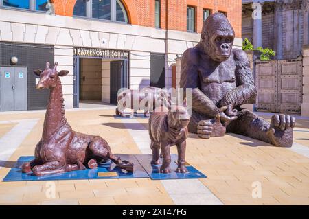 Riesige Baby-Tier-Bronzeskulpturen um die Ecke von St Pauls Cathedral, am Paternoster Square, London Stockfoto