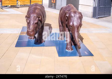 Riesige Baby-Tier-Bronzeskulpturen um die Ecke von St Pauls Cathedral, am Paternoster Square, London Stockfoto