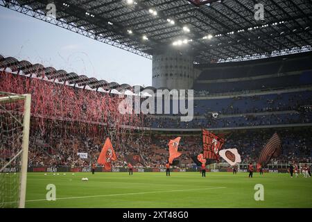 Mailand, Italien. August 2024. Fans vor dem Fußballspiel Silvio Berlusconi (Trofeo Berlusconi) zwischen Mailand und Monza im San Siro Stadion in Mailand, Italien - Dienstag, den 13. August 2024. Sport - Fußball . (Marco Alpozzi/LaPresse) Credit: LaPresse/Alamy Live News Stockfoto