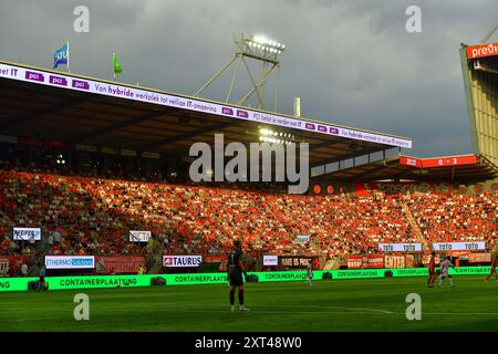 ENSCHEDE, 13-08-2024 , Stadion de Grolsch Veste, Fußball, UEFA Champions League, Qualifikation, Saison 2024 / 2025, FC Twente - Salzburg. Tribunes voller Fans Stockfoto