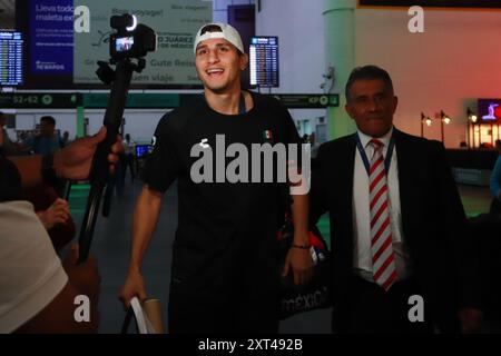 Mexiko-Stadt, Ciudad de Mexico, Mexiko. August 2024. Der mexikanische Boxer Marco Verde, Silbermedaillengewinner bei den Olympischen Spielen 2024 in Paris in der 71-kg-Division am internationalen Flughafen von Mexiko-Stadt. (Kreditbild: © Carlos Santiago/eyepix via ZUMA Press Wire) NUR REDAKTIONELLE VERWENDUNG! Nicht für kommerzielle ZWECKE! Stockfoto