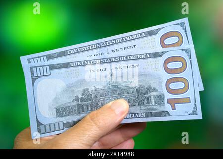 Mans Hand hält 200 USD in gefälschten oder Requisiten 100 Dollar Scheine Stockfoto