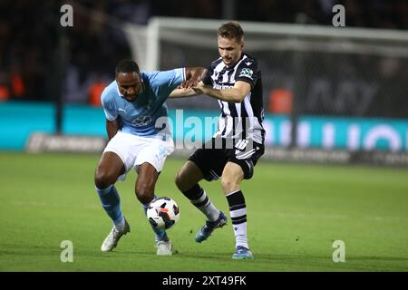 Thessaloniki, Griechenland. August 2024. Malmö Isaac Kiese Thelin (links) und Thomas Kedziora von PAOK kämpfen um den Ball während eines dritten Qualifikationsspiels zwischen PAOK FC und Malmö FF. (Kreditbild: © Giannis Papanikos/ZUMA Press Wire) NUR REDAKTIONELLE VERWENDUNG! Nicht für kommerzielle ZWECKE! Stockfoto