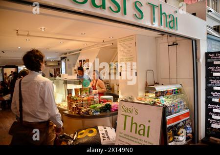 Oxford überdachte Market Street oxfordshire - innen mit Essensständen, Esstisch, Blumen, 250 Jahre Jubiläumsdekoration, Touristen Feinschmecker usw. Stockfoto