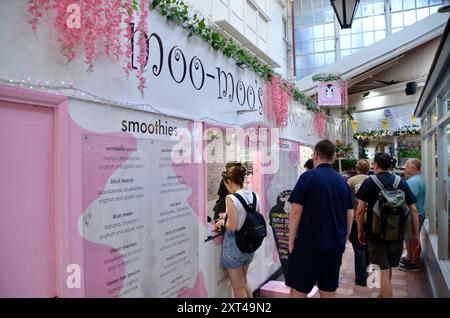 Oxford überdachte Market Street oxfordshire - innen mit Essensständen, Esstisch, Blumen, 250 Jahre Jubiläumsdekoration, Touristen Feinschmecker usw. Stockfoto