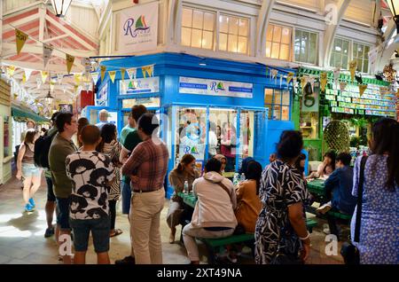 Oxford überdachte Market Street oxfordshire - innen mit Essensständen, Esstisch, Blumen, 250 Jahre Jubiläumsdekoration, Touristen Feinschmecker usw. Stockfoto