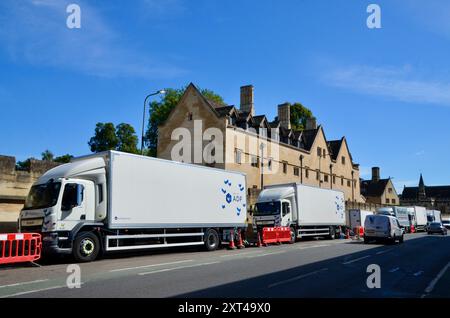 Die LKW der Filmcrew parkten während der Filmproduktion auf der Longwall Street oxford Stockfoto