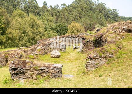 Überreste von Mauern am Coana-Hügel in Asturien, archäologischer Tourismus Stockfoto