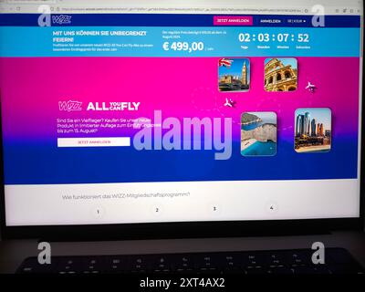 REKORDDATUM NICHT ANGEGEBEN Augsburg, Bayern, Deutschland - 13. August 2024: Die Billigfluggesellschaft Wizz Air wirbt auf ihrer Website für ein neues Abonnementmodell. Für 499 Euro pro Jahr erhalten Sie eine All You Can Fly-Pauschale *** die Billigfluggesellschaft Wizz Air bewirbt auf Ihrer Website ein neues Abo-Modell. Für 499 Euro Pro Jahr erhält man eine All You Can Flatrate Stockfoto