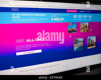 REKORDDATUM NICHT ANGEGEBEN Augsburg, Bayern, Deutschland - 13. August 2024: Die Billigfluggesellschaft Wizz Air wirbt auf ihrer Website für ein neues Abonnementmodell. Für 499 Euro pro Jahr erhalten Sie eine All You Can Fly-Pauschale *** die Billigfluggesellschaft Wizz Air bewirbt auf Ihrer Website ein neues Abo-Modell. Für 499 Euro Pro Jahr erhält man eine All You Can Flatrate Stockfoto