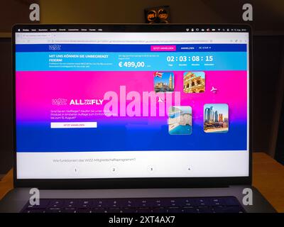 REKORDDATUM NICHT ANGEGEBEN Augsburg, Bayern, Deutschland - 13. August 2024: Die Billigfluggesellschaft Wizz Air wirbt auf ihrer Website für ein neues Abonnementmodell. Für 499 Euro pro Jahr erhalten Sie eine All You Can Fly-Pauschale *** die Billigfluggesellschaft Wizz Air bewirbt auf Ihrer Website ein neues Abo-Modell. Für 499 Euro Pro Jahr erhält man eine All You Can Flatrate Stockfoto