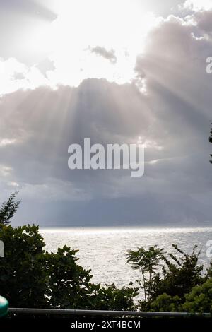 Sonnenstrahlen hinter Wolken Stockfoto