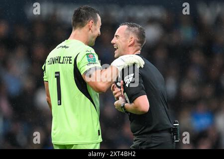 Ben Hinchliffe aus Stockport County und Schiedsrichter Ross Joyce teilen einen Witz während einer Spielpause während des Carabao Cup Matches Stockport County gegen Blackburn Rovers im Edgeley Park Stadium, Stockport, Vereinigtes Königreich, 13. August 2024 (Foto: Craig Thomas/News Images) Stockfoto