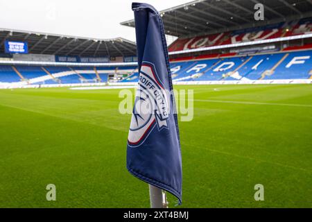 Cardiff, Großbritannien. August 2024. Cardiff City Eckflagge vor dem Spiel. Spiel der 1. Runde des Carabao Cup EFL Cup, Cardiff City gegen Bristol Rovers im Cardiff City Stadium in Cardiff, Wales am Dienstag, den 13. August 2024. Dieses Bild darf nur für redaktionelle Zwecke verwendet werden. Nur redaktionelle Verwendung, Bild von Lewis Mitchell/Andrew Orchard Sportfotografie/Alamy Live News Credit: Andrew Orchard Sportfotografie/Alamy Live News Stockfoto