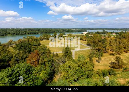 Belgrad, Serbien - 14. September 2023: Panorama der serbischen Hauptstadt mit dem Fluss Save mit Booten, Skyline der Stadt im Sommer Stockfoto