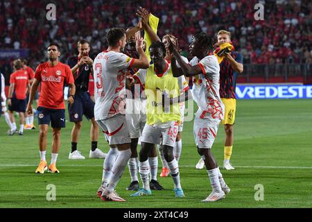 Enschede, Deutschland. August 2024. Fussball UEFA Champions League Qualifikation 3. Runde FC Twente - FC Salzburg am 13.08.2024 im Stadion de Grolsch Veste in Enschede Salzburger Spieler feiern das Unentschieden Foto: Revierfoto Credit: ddp Media GmbH/Alamy Live News Stockfoto