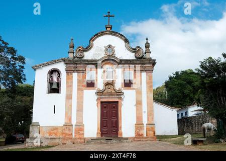 Tiradentes, Minas Gerais, Brasilien - 6. Mai 2024: Kirche Nossa Senhora do Rosario im historischen Zentrum von Tiradentes, Brasilien Stockfoto